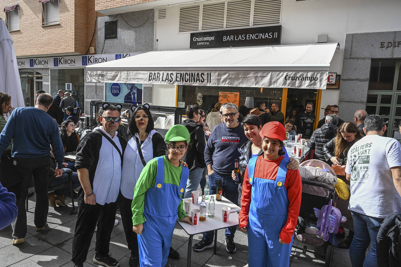 Grupo de amigos celebrando el Martes de Carnaval en San Roque.