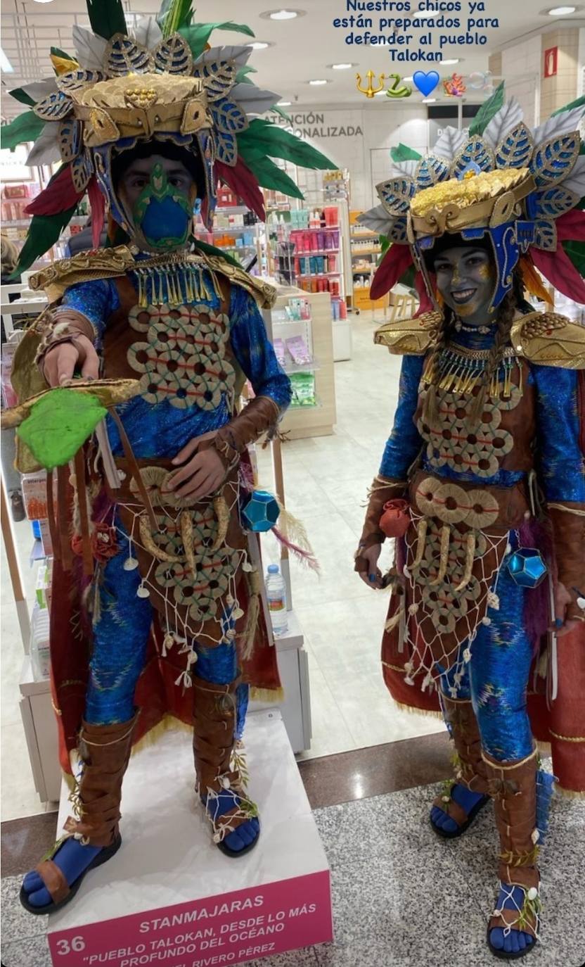 Dos componentes de la comparsa Stanmajaras, ayer en el Corte Inglés, en la exposición de maniquís humanos con disfraces de carnaval abierto en el centro comercial.