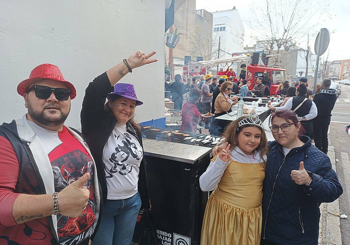 Imagen principal - San Roque no llora a su sardina pero se echa a la calle en el Martes de Carnaval