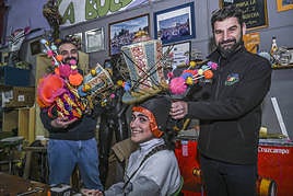 David Durán y José María Fernández diseñan y montan los gorros en su comparsa, La Bullanguera.