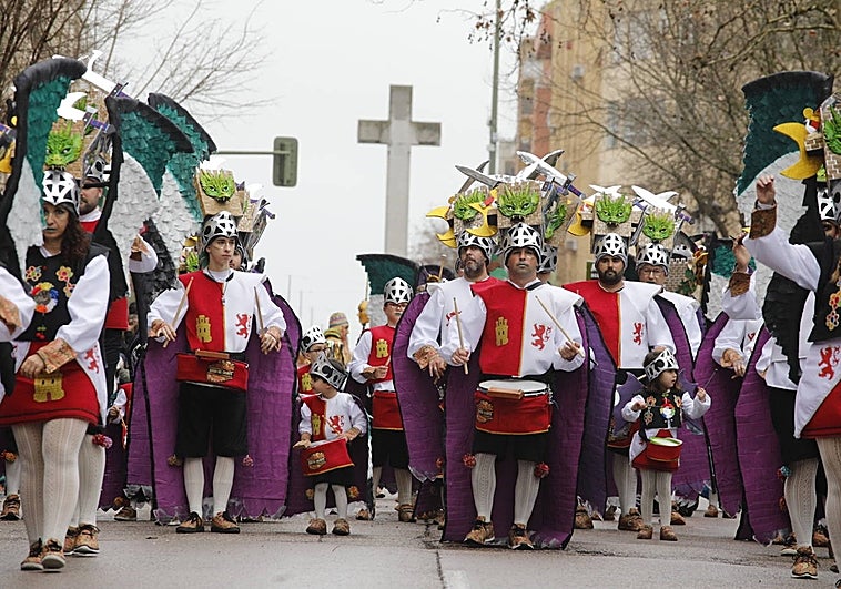 La Banda del colorete a la salida de las comparsas desde la Avenida de España.