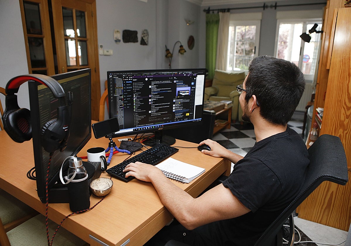 Imagen de archivo de un empleado trabajando desde su domicilio.