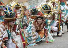 El gran desfile de comparsas del Carnaval de Badajoz llena de color las calles de la ciudad