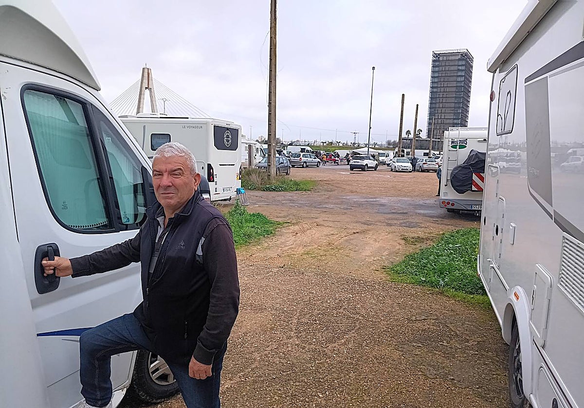 Goyo García, llegado de Medina del Campo (Valladolid), esta mañana en Badajoz antes de ir a ver el desfile de comparsas.
