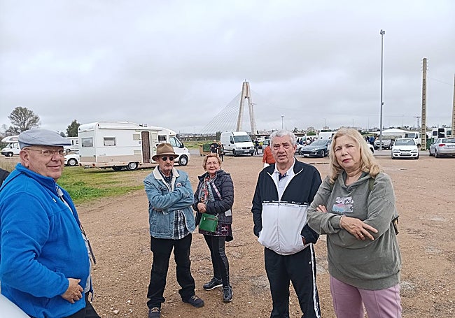 Autocaravanistas esta mañana en Badajoz junto al mercadillo.