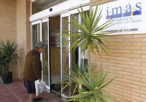 Una mujer se dispone a entrar en la sede del IMAS.