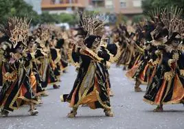 Detalles del traje que ha lucido la comparsa Caribe durante el Carnaval de Badajoz 2024.