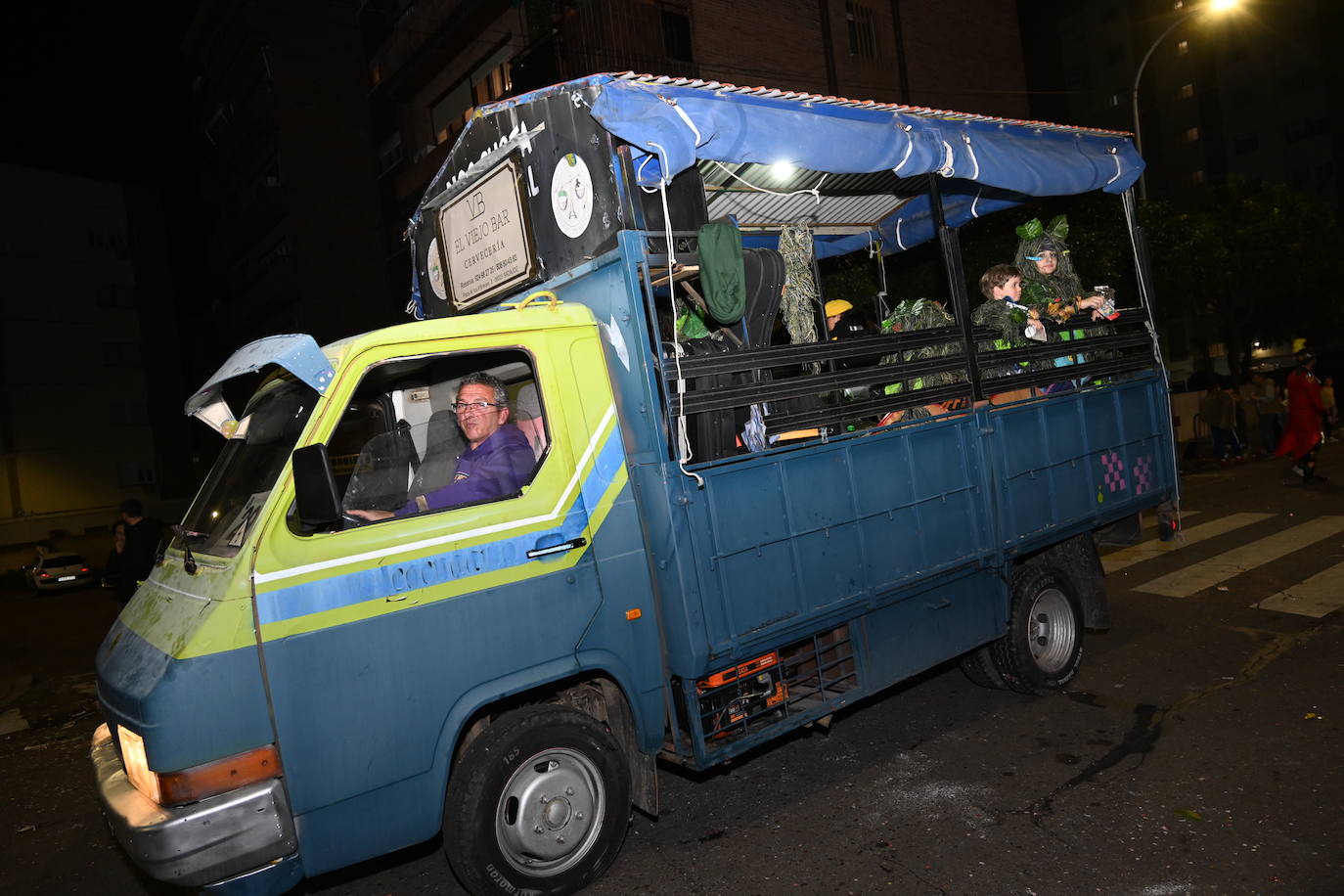 Las mejores imágenes de los grupos participantes en el desfile del Carnaval de Badajoz