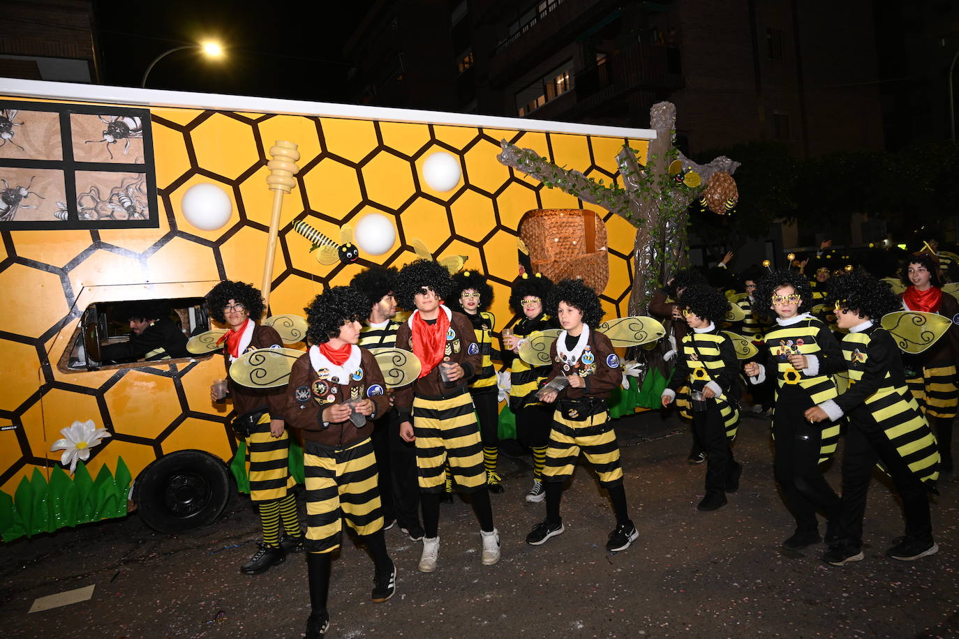 Las mejores imágenes de los grupos participantes en el desfile del Carnaval de Badajoz
