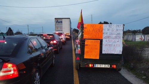 Tráfico lento de vehículos en la N-521.