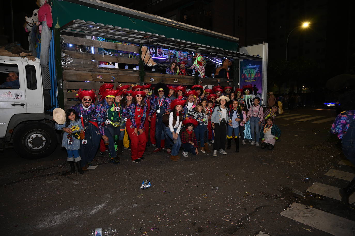 Las mejores imágenes de los grupos participantes en el desfile del Carnaval de Badajoz
