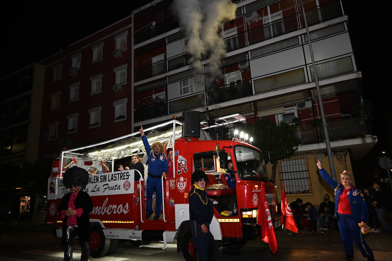 Las mejores imágenes de los grupos participantes en el desfile del Carnaval de Badajoz