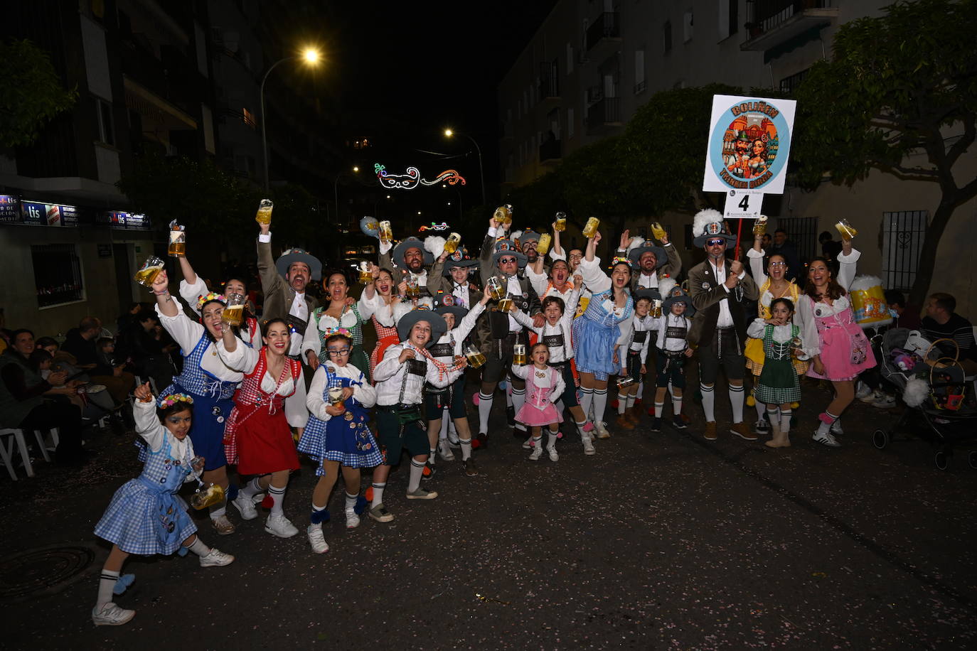 Las mejores imágenes de los grupos participantes en el desfile del Carnaval de Badajoz