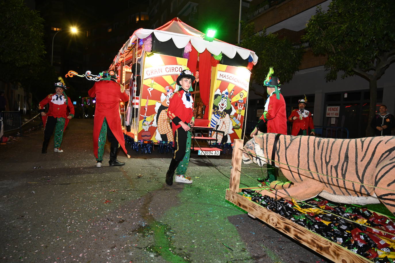Las mejores imágenes de los grupos participantes en el desfile del Carnaval de Badajoz