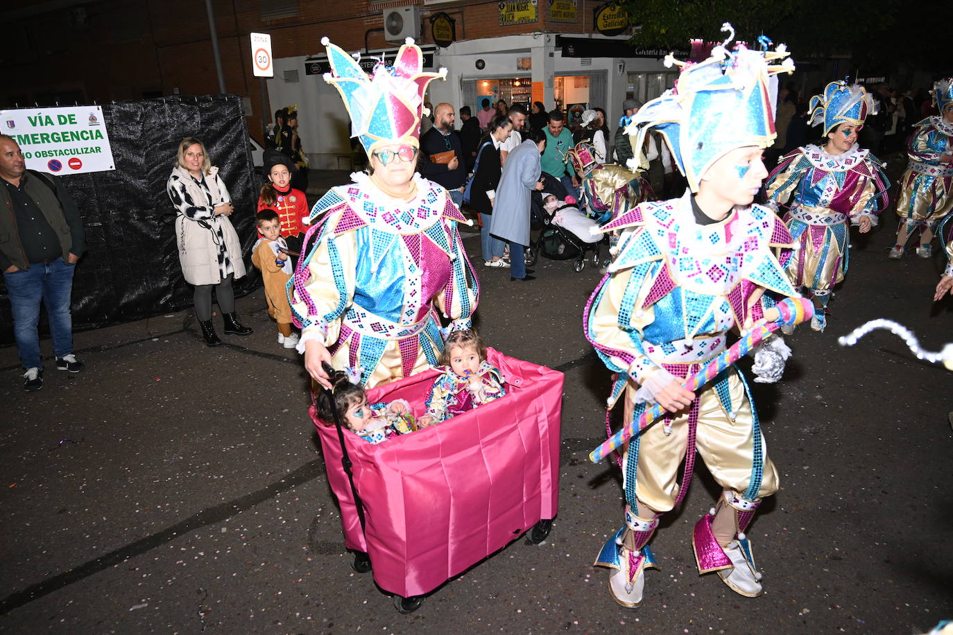 Las mejores imágenes de los grupos participantes en el desfile del Carnaval de Badajoz