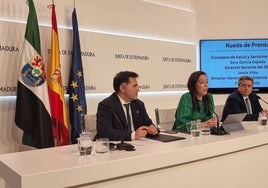 La consejera de Salud, Sara García Espada, junto al gerente del SES (izda.), Jesús Vilés, y el director general de Asistencia Sanitaria, Félix Miranda, esta mañana, en la sala de prensa de la Junta.