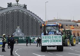 Una veintena de tractores se dirige camino a la sede del Ministerio de Agricultura.