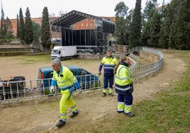 Operarios preparan los jardines del auditorio Ricardo Carapeto, donde está ya instalado el escenario.