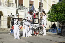 Cristina Álvarez y su familia han gando el concurso de disfraces de mascotas del Carnaval de Badajoz.