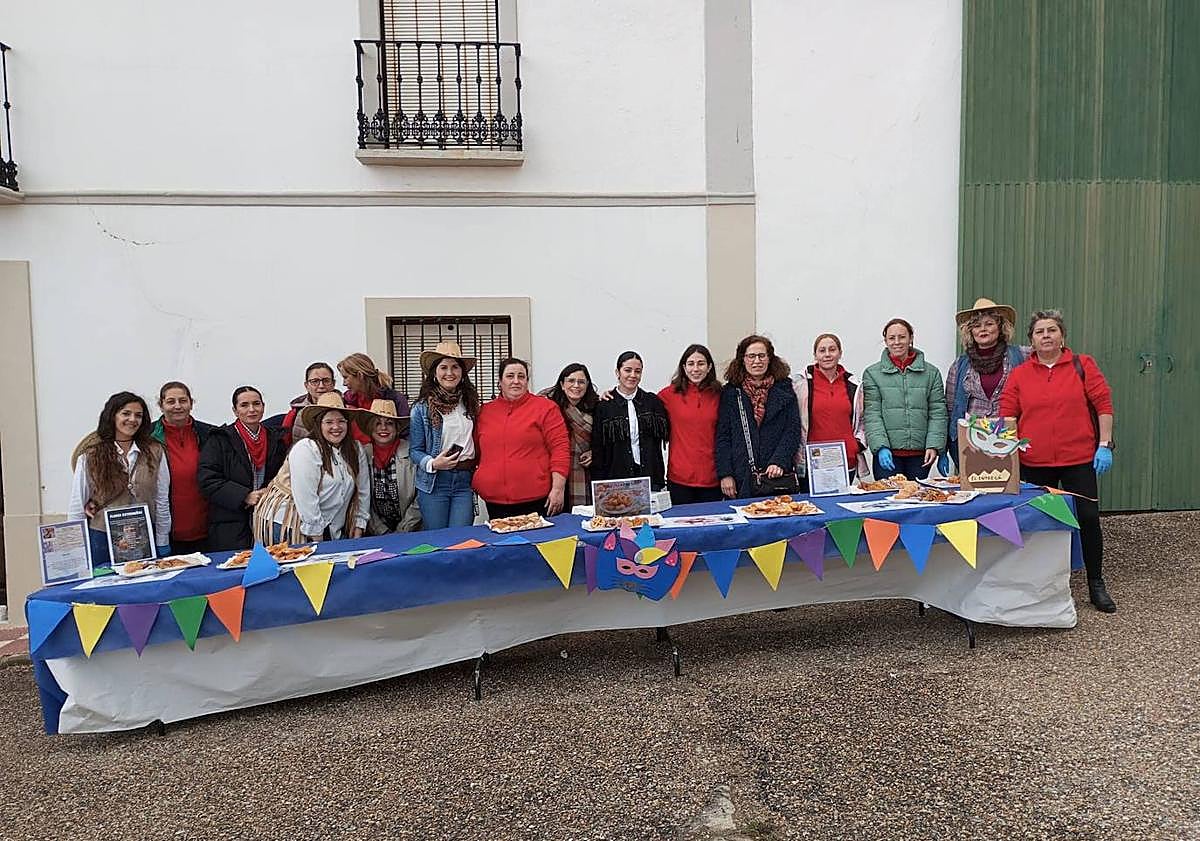 Imagen principal - Arriba, alumnado de la Escuela Profesional Dual Alminar XI, con la degustación de dulces típicos ayer jueves, durante el juego de 'El Entregá'. Abajo, momentos de la Siembra de la Ceniza.