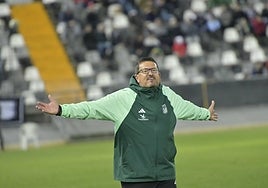 Iñaki Alonso gesticula durante el partido ante el Sanse disputado en el Nuevo Vivero.