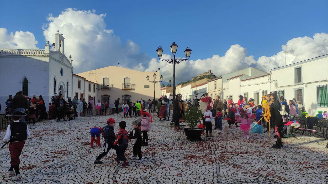Momento del juego de 'El Entregá', ayer jueves, en la plaza del Santo Ángel.
