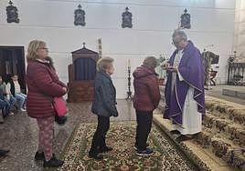 Momento de la imposición de la ceniza a los fieles, el pasado Miércoles de Ceniza.