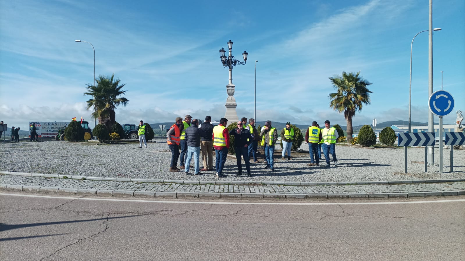 Agricultores de Quintana, Malpartida y Valle de la Serena, durante su protesta en la EX-346. 