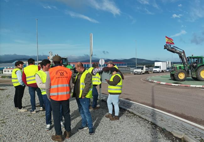 Agricultores y ganaderos en la EX-346, en la glorieta de entrada a Quintana de la Serena, este viernes.