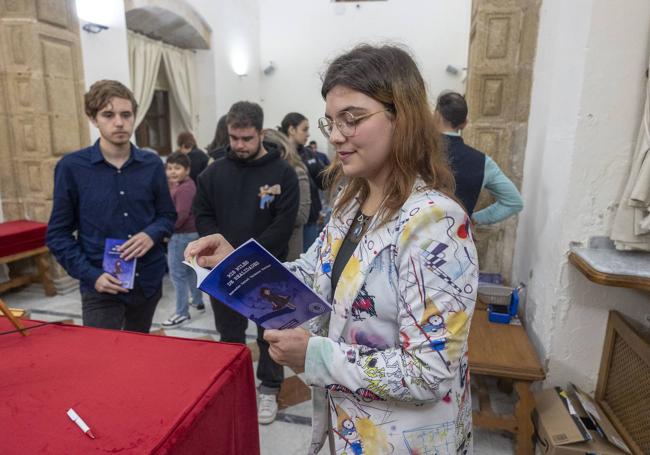 Mercedes isabel Manzano con su libro.