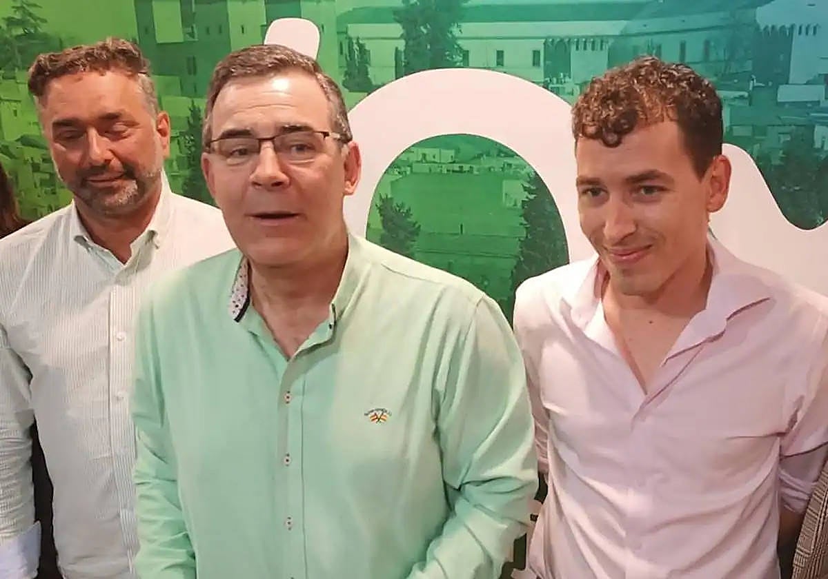 Javier Liso, el primero por la derecha con camisa rosa clara, junto al portavoz de Vox en el Ayuntamiento de Badajoz, Marcelo Amarilla (con gafas), y Carlos Pérez.