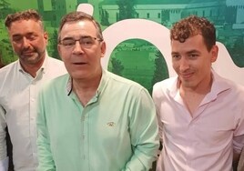Javier Liso, el primero por la derecha con camisa rosa clara, junto al portavoz de Vox en el Ayuntamiento de Badajoz, Marcelo Amarilla (con gafas), y Carlos Pérez.