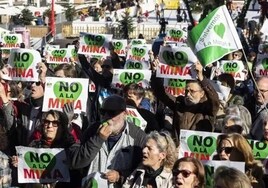 Protesta contra la mina el pasado diciembre en la Plaza Mayor convocada por Salvemos la Montaña.