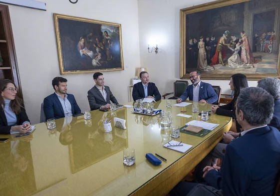 Directivos de la empresa Envision durante la reunión con el presidente de la Diputación de Cáceres, Miguel Ángel Morales, este viernes.