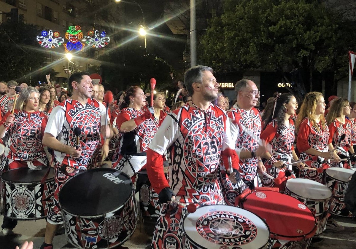 Los miembros de Batalá tocando los tambores en el desfile del Martes de Carnaval.