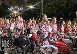Los miembros de Batalá tocando los tambores en el desfile del Martes de Carnaval.