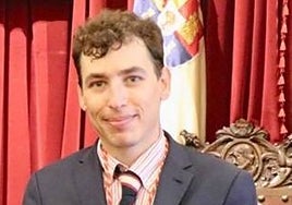 Javier Liso, el día que tomó posesión de su acta de concejal en el Ayuntamiento de Badajoz.