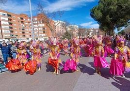 Desfile de comparsas de despedida del Carnaval de Badajoz este domingo por Valdepasillas.