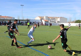 Balón dividido que intenta recuperar Pablo Platero (dcha.), ante la mirada de su compañero Maikel