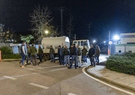 Ganaderos y agricultores a las puertas del edificio de la Consejería de Agricutlrua en Cáceres.