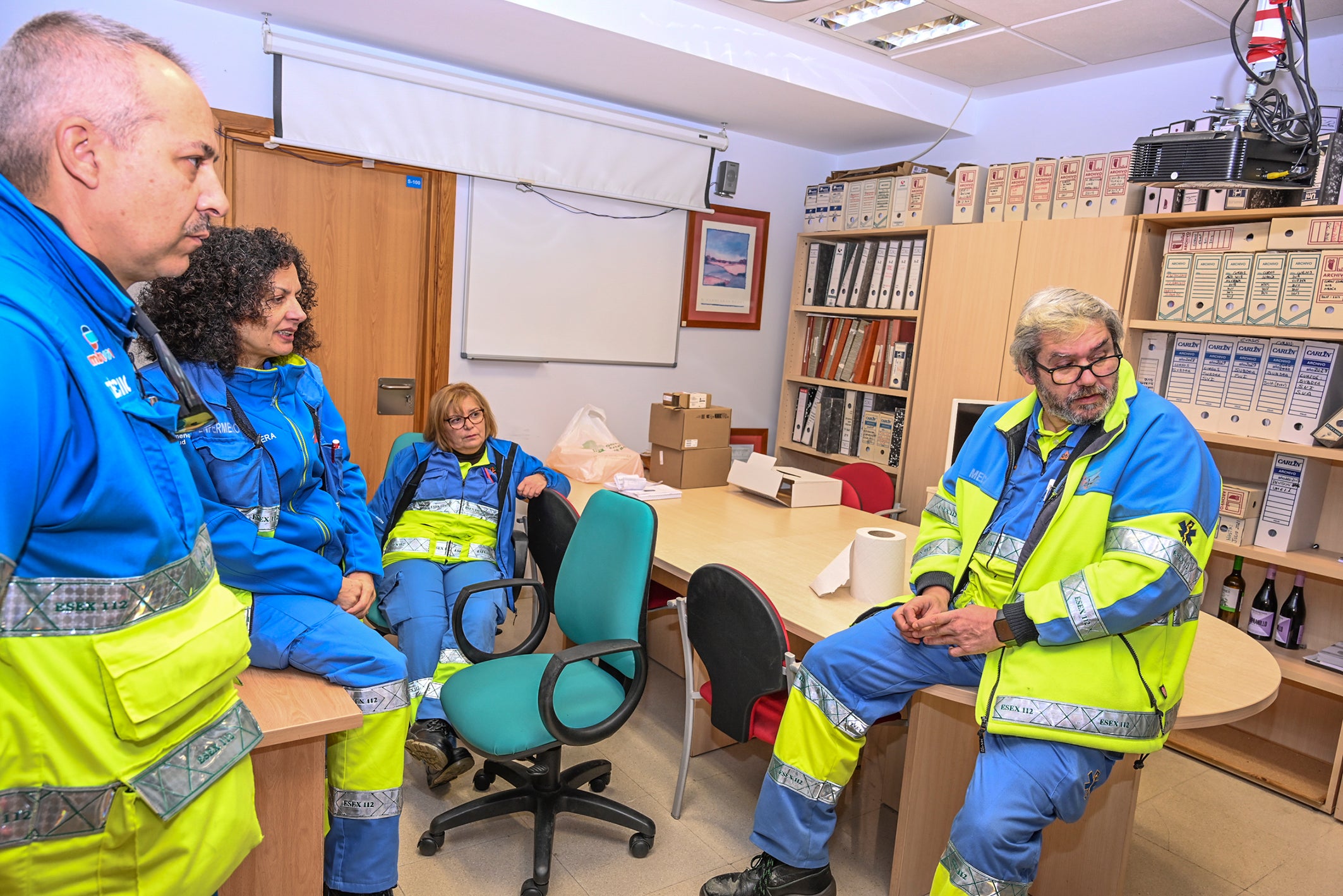 El equipo esperando un aviso