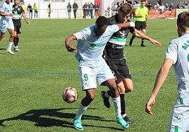 Iñigo Celihueta pugna con Abdoulaye Keita.