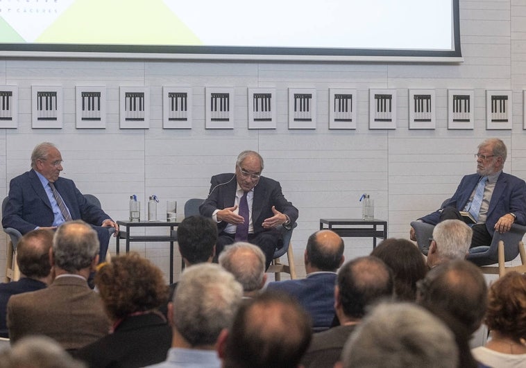 Alfonso Guerra, Martín Villa y Rodríguez Ibarra en la charla coloquio que han participado este martes en Cáceres para hablar sobre la Transición.