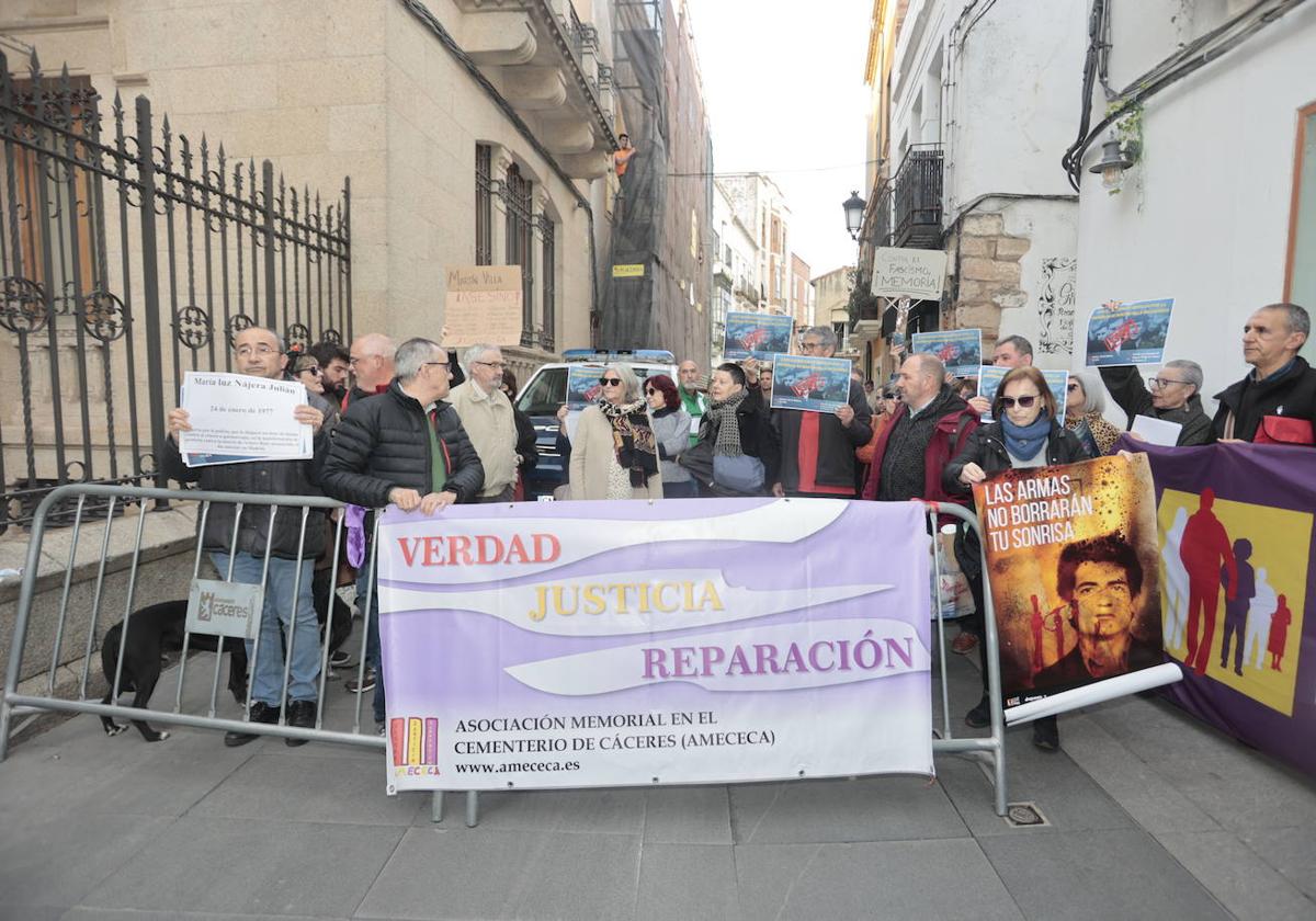 Unas 50 personas se han manifestadoa la puertas del Museo de Arte Contemporáneo Helga de Alvear.