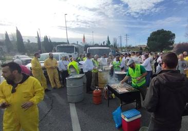 Seiscientos agricultores 'enjaulan' Cáceres