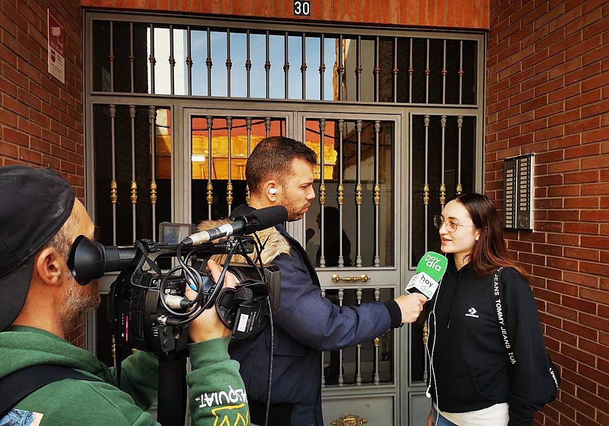 Redactor y cámara de Canal Sur a las puertas del inmueble.