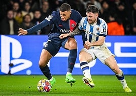 Forcejeo de Javi Galán con Mbappé en el duelo de ida de los octavos de final de la Liga de Campeones jugado en el Parque de los Príncipes.