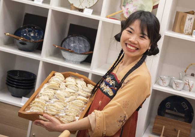 Lin es una apasionada de la gastronomía y adora cocinar.