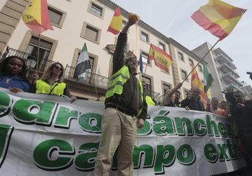 Los agricultores tiran huevos y miel a la Subdelegación en Cáceres