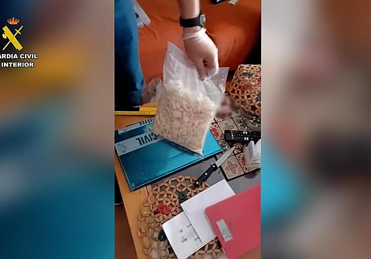 Imágen del registro en la casa del párroco de Don benito, con un paquete de mefedrona intervenido.